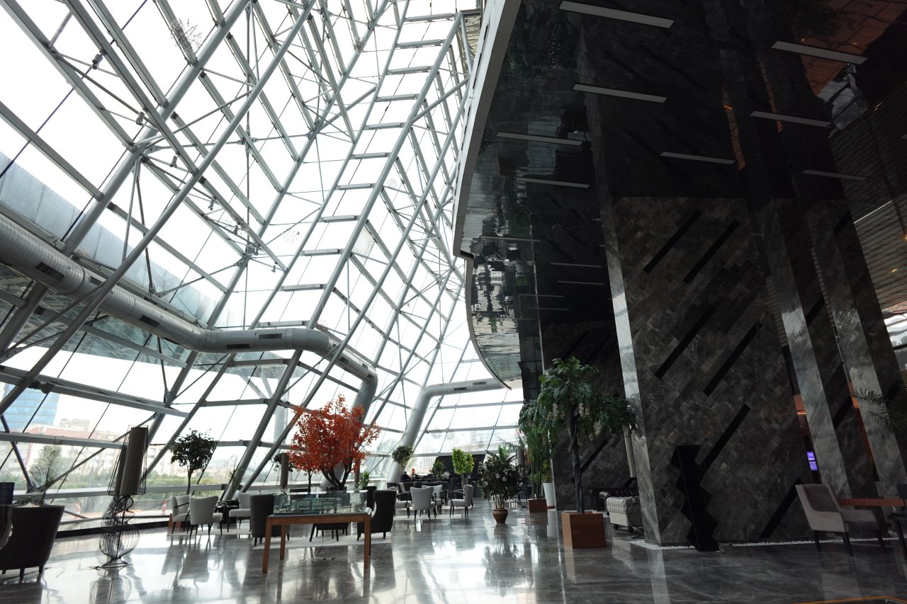 Cam tavanlı atrium
